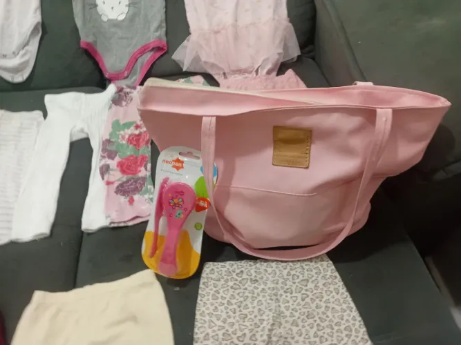 Vendo roupas para bebê tudo por 100 reais 