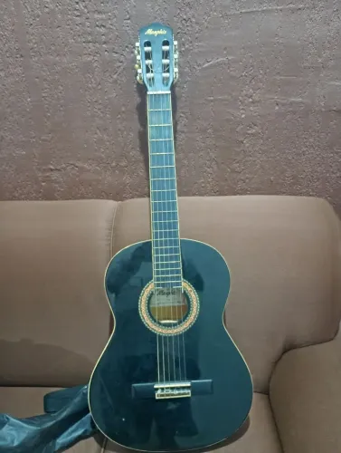 Vende-se violão pra iniciantes 