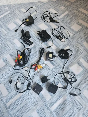 Vendo carregadores, adaptadores e afins. 14 Itens. R$ 80,00. Tel: *.