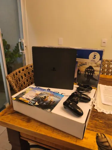 Playstation 4 slim 1 TB com 3 jogos