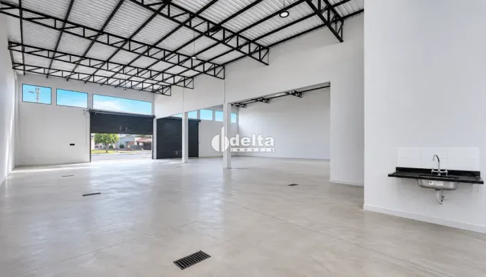 Galpão disponível para locação no bairro Segismundo Pereira em Uberlândia-MG