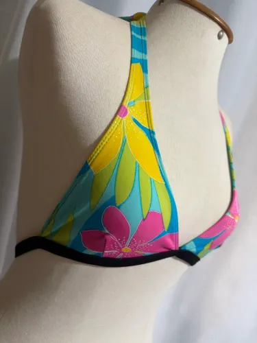 Conjunto biquíni com estampa tropical as cores rosa, verde, amarelo e azul.