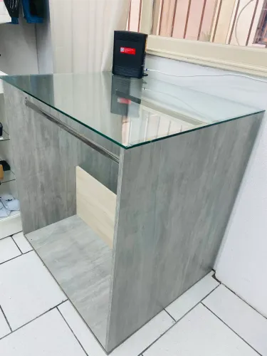 Arara com prateleira de vidro