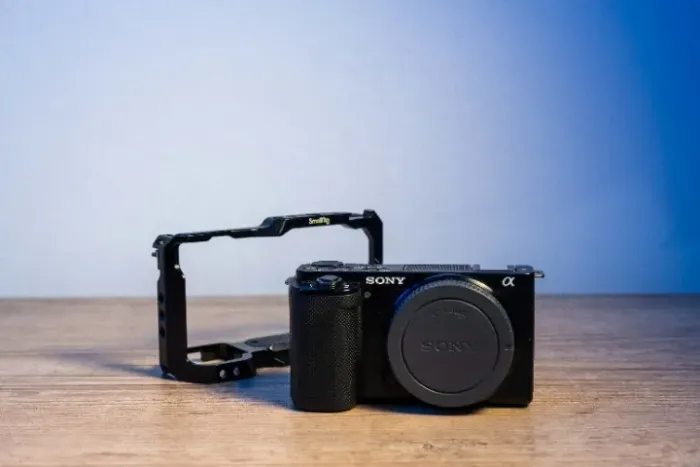 Câmera Sony ZV-E10 com cage smallrig e cartão 128GB, sem lente