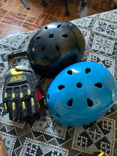 Dois capacetes com uma luva de brinde