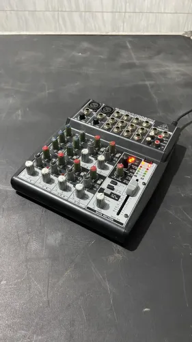 Mesa de som Behringer Xenyx 1202FX 220v