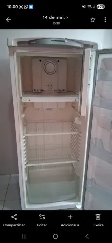 Vende-se geladeira em bom estado de conservação