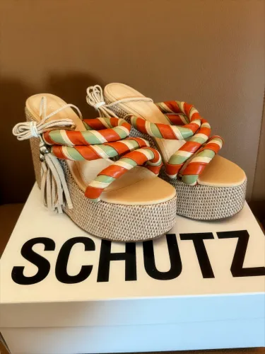 Sandália Schutz 35 NOVA