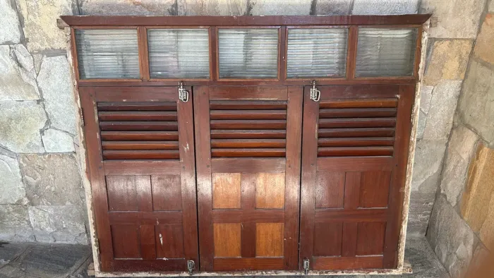 Vende-se janela de madeira ?