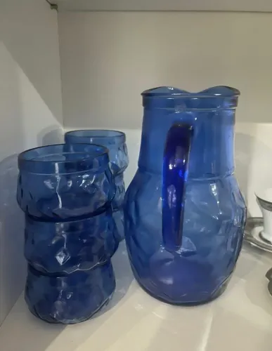 Jarra de suco e taças de sobremesa