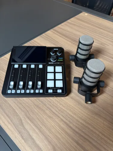 Mesa de áudio + microfones