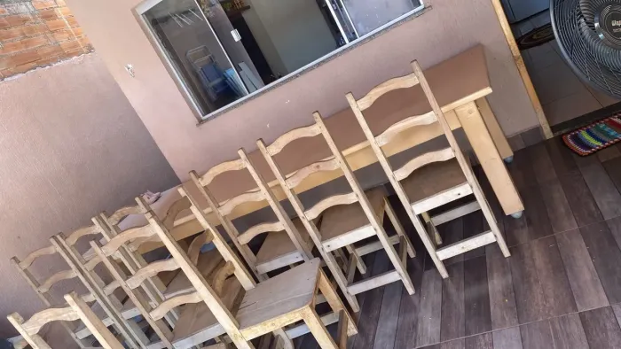 Mesa com 10 cadeiras