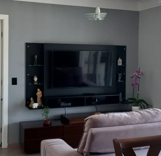Excelente Painel preto para TV até 60" seminovo