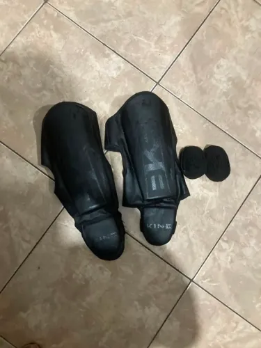 Vendo kit para quem treina muay Thai ou kickboxing , bandagem e caneleira