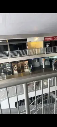 VENDE-SE SALA COMERCIAL NA LÍVIA GALERIA, AVENIDA BERNARDO SAYÃO, COM DUAS ENTRADAS
