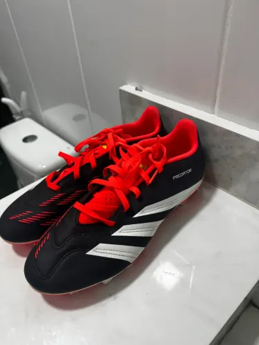 Chuteira adidas predador
