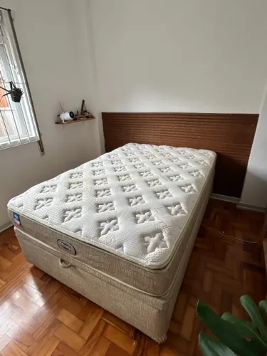 Cama Casal com Baú + Colchão Simmons Beautyrest Manhattan