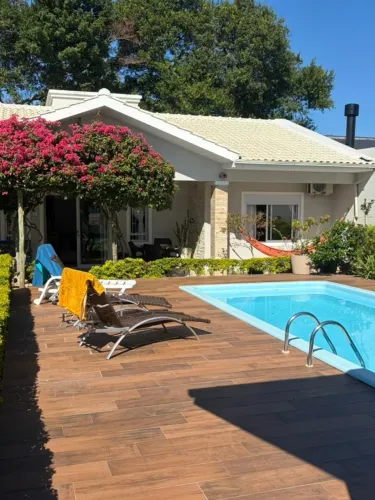 Quarto casal - casa está localizada a 800 m da Praia do Campeche, rua com acesso à praia, 