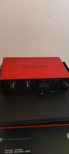 Interface de Áudio Focusrite Scarlett Solo 4a Geração - USB-C (Vermelha)