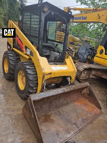 Mini Carregadeira Caterpillar 226B3 cabinada 