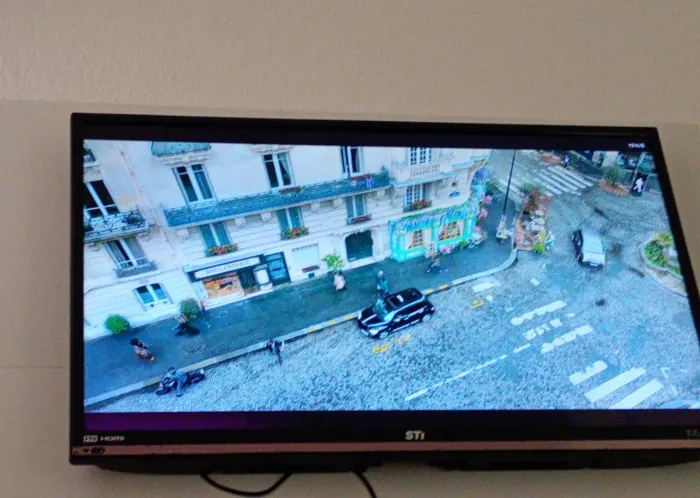 TV 43 POLEGADAS, não é smart TV já acompanha o conversor!!