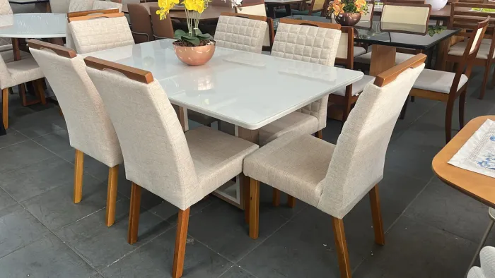 Mesa completa com cadeiras de madeira
