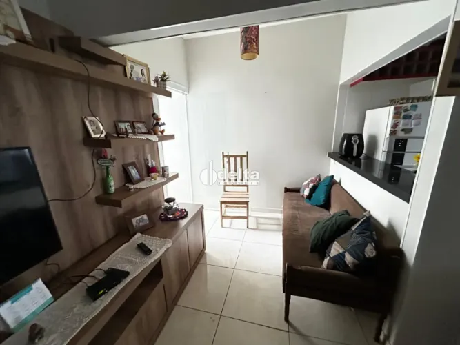 Casa com 3 quartos disponível para venda no bairro Novo Mundo em Uberlândia-MG