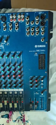 MESA DE SOM PROFISSIONAL YAMAHA MG 166C