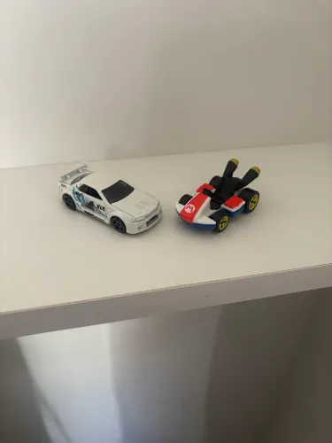 Hotwheels skyline e mario kart