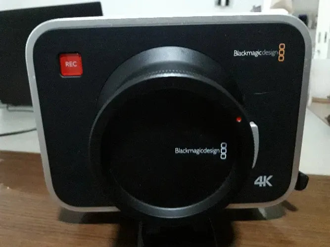 KIT Blackmagic Design Production Cinema Camera 4K + Bateria+ Lente Canon Lens EF 28mm + HD