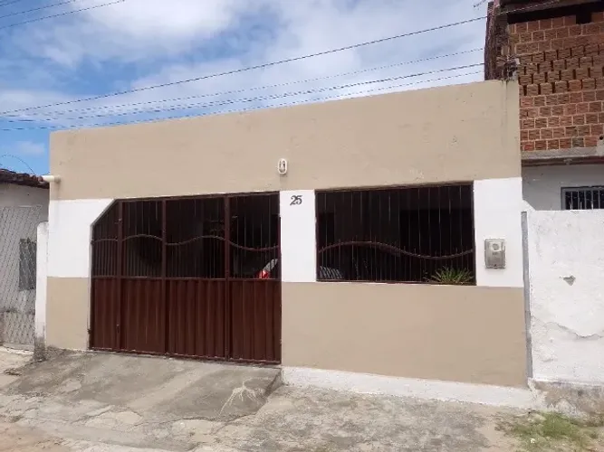Casa no Pajuçara com área, sala, cozinha,2 quarto 1suite banheiro social beco área de serv