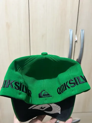 Boné Quiksilver letreiro