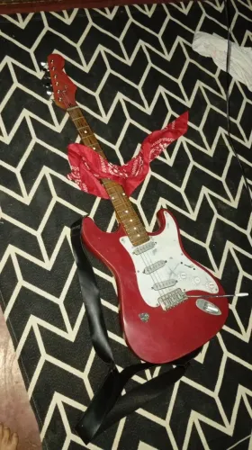 Guitarra strato vermelha