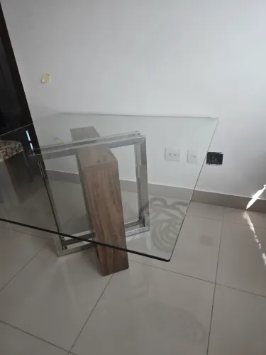 Mesa com tampo de vidro