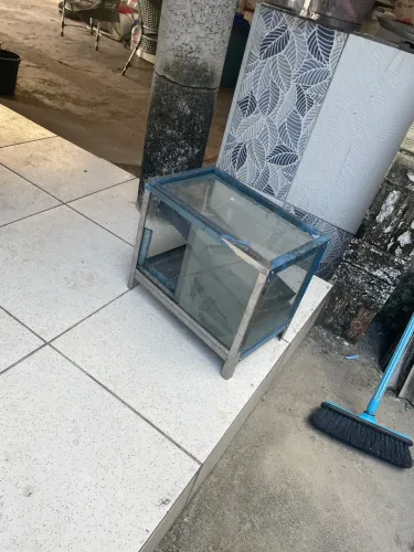 Vendo uma estufa seminova, ainda no plástico, está apenas empoeirada