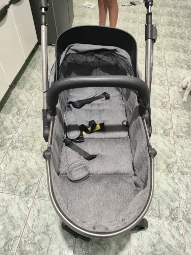 Carinho de bebê Dzieco Moisés na cor cinza bem conservado usado poucas vezes