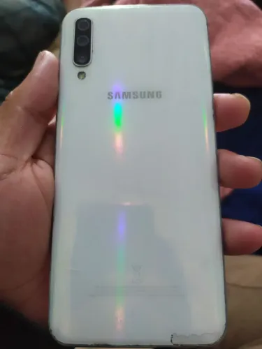 Samsung Galaxy A50 com detalhe