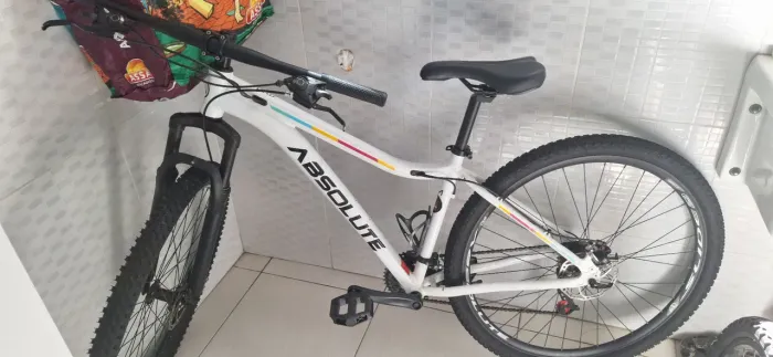 BIKE ABSOLUTE ARO 29 - ÚNICA DONA, RECÉM REVISADA, COM SUPORTE E 2 CAPACETES