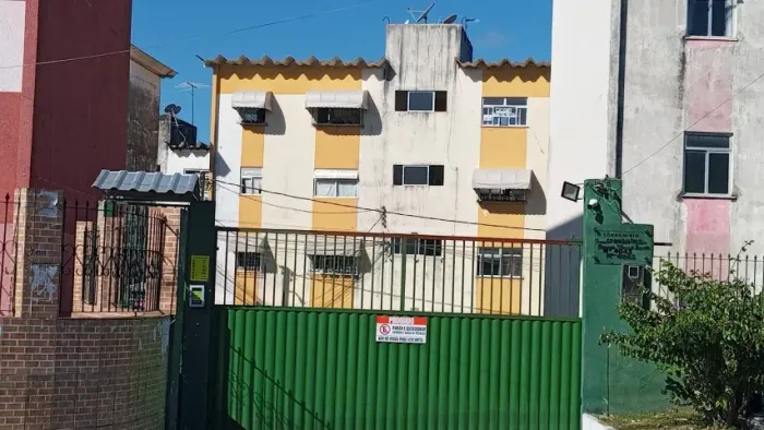 Vendo AP no Saboeiro Cabula 2/4 último andar R$ 169.000,00 71- *