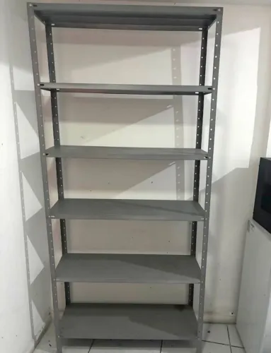 Estante de aço