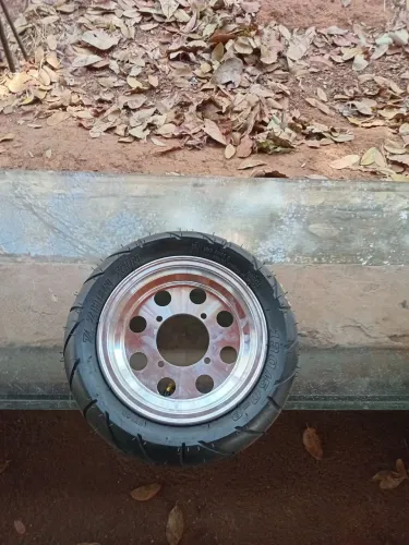 Conjunto de pneu sem câmara 130/40-8 10 furos com cubo de alumínio polido