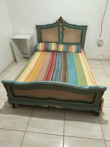Cama madeira maciça pesada antiga