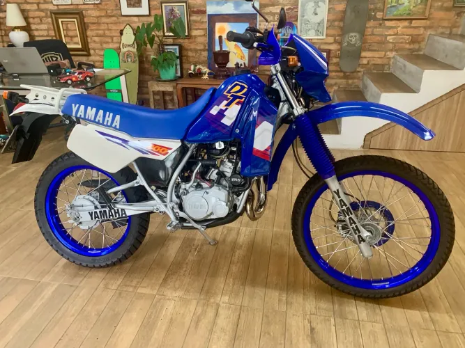 Yamaha DT 200.  Mono Aba 1997 