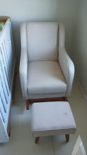 Poltrona de amamentação bege