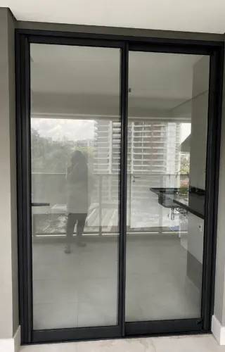 Porta Balcão Preta - temos duas medidas - 1.60 (L) e 2 mtrs - seminova
