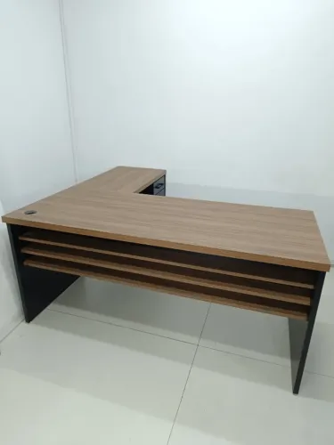Mesa de escritório em L