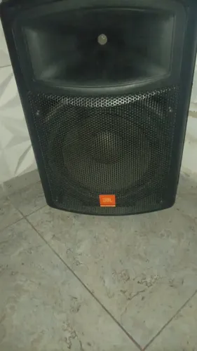 Caixa jbl amplificada semi nova