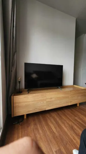Bonito rack para TV de madeira MDP com 3 portas novo