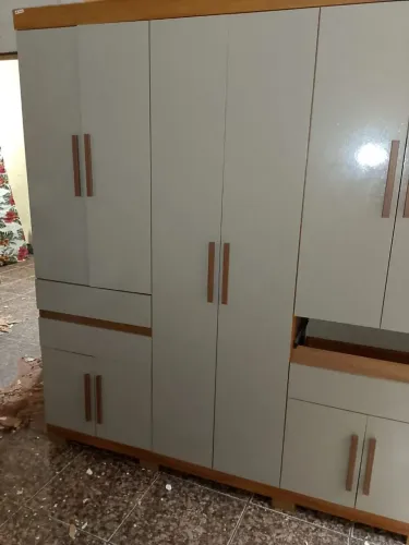 Vende-se guarda roupa 10 portas