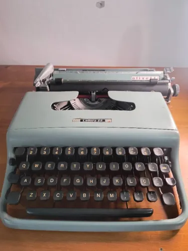 Máquina de Escrever Olivetti Lettera 22 - Funcionando + Estojo